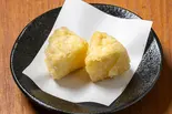 カマンベールチーズ天2個（山下本気うどん 大宮東口）
