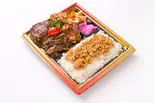 特選肉肉弁当(鶏そぼろのせ)（キッチン まごころ(副菜が変更する場合があり)）
