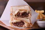 自家製和牛コンビーフ ホットルーベンサンド（ステーキハウスバッファロー）