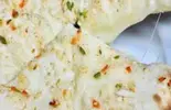 ガリックチーズナン/Garlic Cheese Naan（インド料理 ニュータージマハルエベレスト 西九条店）