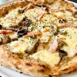 ハムとキノコの卵チーズポテトピザ（TAVETALINA）