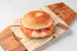 サーモンクリームチーズ ベーグルサンド（4TH STREET BAGEL）
