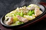 ざく切り塩ねぎ 牛ホルモン鉄板焼き（旨辛スタミナ鉄板焼き 天神軒 西新店）