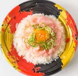 【2種ユッケ丼】海鮮ユッケ2種丼(この後6種の海鮮より2種おえらびください)*写真はネギトロ×甘えびです。（海のユッケ丼 魚市 長居店）