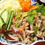 【サラダ1番人気】ラープ ムー(豚ミンチのスパイシーサラダ)Thai Spicy Minced Pork Salad (Raap Muu)（タイ政府公認 タイ料理 アロイチンチン Thai Style Restaurant Bar Aroi Chin Chin）