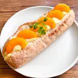 みかんと2種のクリーム（パンとスープ。Cafe Karanos[カラノス]）