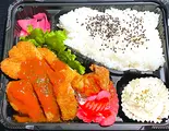 チキンカツの特製デミソース弁当（餃子工房 ちびすけ 東心斎橋店）