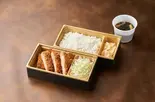 茶美豚とんかつ弁当<味噌汁付>（とんかつまい泉 青山本店）