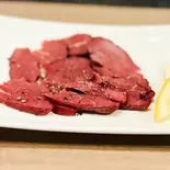 馬肉の燻製と酒粕チーズの盛り合わせ（ウマサブロー）