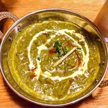サグチキンカレー[SAG CHICKEN CURRY]（インドレストラン＆バー ムナル）