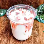 ホイップクリームたっぷりストロベリーラッシー(鳴尾の穴場 もったりアサイーボウル たこ松 鳴尾駅前店)