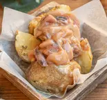 北海道じゃがバター どさん子の塩辛のせ（北海道じゃがバターとローストビーフ丼 むらかみ農場 江東森下店）