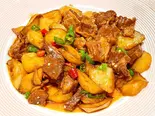 四川家庭風の牛肉とじゃがいも炒め【川味家常牛肉焼土豆】（川覇王）