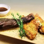 【一人で満腹、シェアにも最適！】ハラミ＆チキンのダブルステーキ（ゴリラ精肉店）
