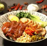 【人気No.3！】自家製豚すね+(肉巻き)隆江猪脚饭拼潮汕肉卷（池記 正宗隆江猪脚飯）