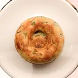 (ほうれん草ウインナー)グルテンフリー焼きドーナツ（CAFE NINE 鳥飼店）