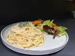 ほうれん草とサーモンのクリームソースパスタ（MR.HIPPO COFFEE立会川店）