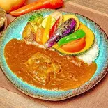 【元祖伊東さんのカレー】あべ鶏の煮込みチキンと素揚げ野菜のカレー(エイト カリィ)