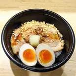 背徳感のフライドガーリック炙り豚丼（圧倒的背徳感！炙り豚RUSH！ 弘明寺店）
