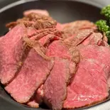 黒毛和牛 イチボのローストビーフサラダ添え（肉とワインくだん）
