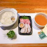 【冷】まぐろ＆かんぱちの2色お茶漬け(ご飯220g)（寿司割烹山水）