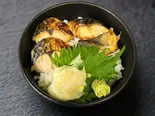 焼き魚丼 / Grilled Fish Rice Bowl（【海鮮丼×焼肉弁当】よろず屋）