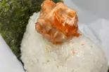 スパイシーツナマヨ「カリフォルニアスタイル！！！」（「おむすび おにぎり」シイナノゴハン (肉巻きおむすび 豚汁 生姜焼き ハンバーグ)）