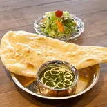 Bセット ほうれん草チキンカレー ナンかライス サラダ付き Spineach chicken curry,naan,salad（TAREMAM）