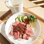 柔らかオージーローストビーフ丼【気まぐれスープ付き】（ツナグカフェ TSUNAGU）