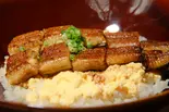 三重県産！特選鉄釜鰻玉丼(うなたまどん)」(漬物・タレ・山椒付)（鉄・釜・鰻 ねどこ 南森町店）