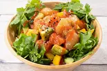 13.サーモンとホタテのパクチー入りアジアン風ポキ（十五穀米のヘルシーポキ丼の店 Poke Poke 天下茶屋店）