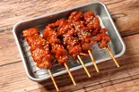 沼る！揚げ鶏皮串 ヤンニョムベースの旨辛(赤)5本（アカマル屋 川崎東口店）