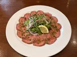 低温調理牛タンのカルパッチョ風(HesoMaGari)