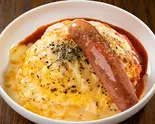 炙りチーズトマトオムライス＆粗挽きソーセージ（とろとろオムライスのオムタマ亭）