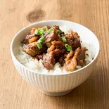 牛すじ煮込み丼 Stewed Beef Tendon Rice Bowl（牛すじ煮込まぜそば 麺ビート 蔵前）