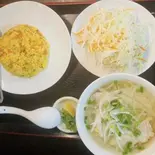 チャーハンとミニ鶏肉のフォー+サラダ(コムベトクァン)