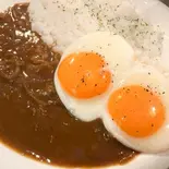 目玉焼きカレー（モンキーポッドGan’s）