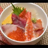 海鮮ネタ「7種」丼（大漁！ねぎとろ漁船 綱好丸 本八幡店）