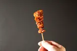 沼る！揚げ鶏皮串 ニンニク醤油ダレ(黒)1本（アカマル屋 川崎東口店）