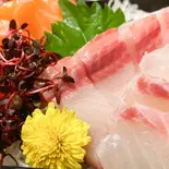 お任せお刺身盛り合わせ1人前4種8切れ程度（旬彩和食くつろぎ(海鮮丼/寿司/天むす/弁当/ふぐ鮟鱇鍋)）