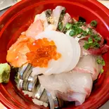 日替わり海鮮丼（大皿と魚 とびこ）