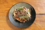 自家製麺の和牛すじモダン焼（鉄板処 燦糺(さんきゅう)）