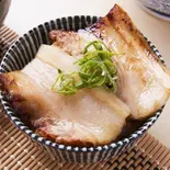 炙りチャーシュー丼(ミニ) Broiled Pork Filet Rice Bowl (Mini)（八重桜）