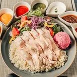 サラダライスでジューシーチキンオーバーライス(低温調理のむね肉150g)※カリフラワーライス使用（TOKYO FITNESS CHIKEN 千川店 高たんぱく・糖質制限）