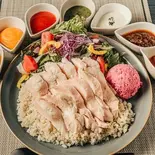 サラダライスでジューシーチキンオーバーライス(低温調理のむね肉150g)※カリフラワーライス使用(【糖質制限・高たんぱく】ヘルシーチキンオーバーライス TOKYO CHIKEN LIFE 東京チキンライフ)