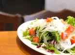 シンプルなグリーンサラダ（馬バル 健 -たける-）