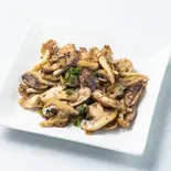 ガーリックマッシュルーム炒め Stir-fried garlic mushrooms(サンアンドムーンアジアンダイニング 田無店)