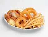 フライ盛り合わせ(フライドポテト、オニオンフライ、自家製チキン)（ショーグンバーガー 新宿1号店）
