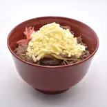 チーズどか盛り牛丼（揚げ物と丼の上成）