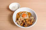 スパイスカレーまぜそばどて焼き乗せ(ミニごはん付き)（RAMEN ガモウスマイル）